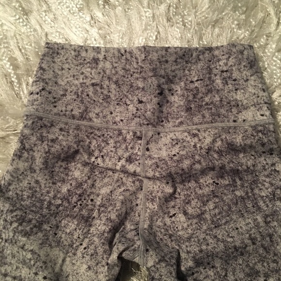 Lululemon Wunder Under crops size 6 NWOT - Picture 4 of 5